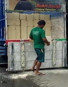 Bongkar batu Kumbung